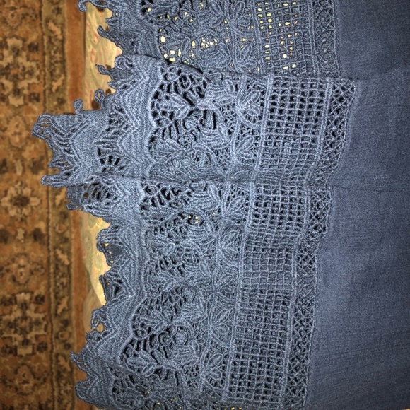 long sleeve loose shirt with detailing on the hem - Picture 3 of 3